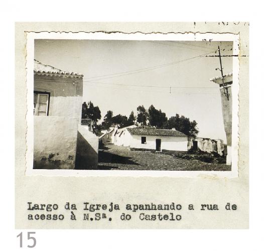 Largo da Igreja, apanhando a rua de acesso à Nossa Senhora do Castelo [Peças Escritas]