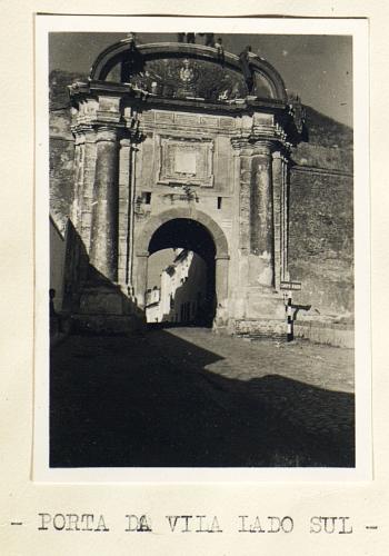 07 - Fotografia nº 2 – Porta da vila lado Sul