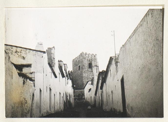 34 - Fotografia nº 14 – Rua e vista da Torre de Menagem